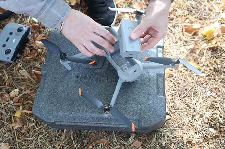 Der DJI Air 2S Lithium Polymer Akku wird in die Drohne gelegt.
